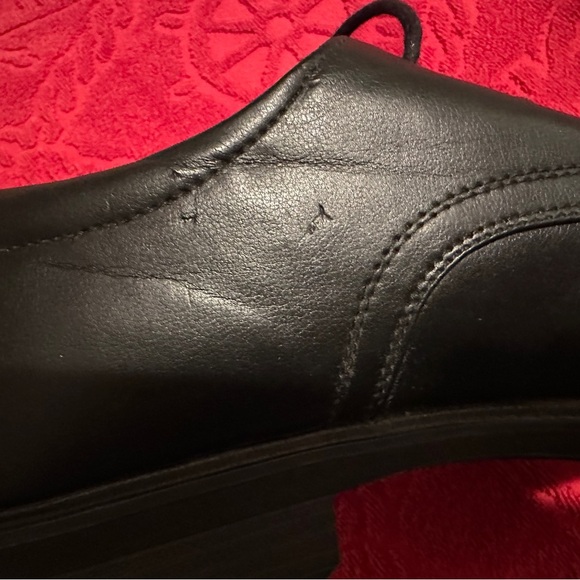 Dexter Black Oxfords with Smooth Leather Upper and Laced Design - Picture 12 of 12